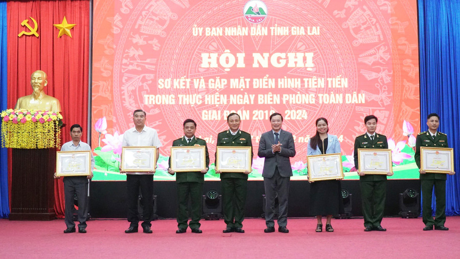 Chủ tịch UBND tỉnh Trương Hải Long tặng bằng khen cho các cá nhân có thành tích xuất sắc trong thực hiện Ngày Biên phòng toàn dân. Ảnh: Vĩnh Hoàng Chủ tịch UBND tỉnh Trương Hải Long tặng bằng khen cho các cá nhân có thành tích xuất sắc trong thực hiện Ngày Biên phòng toàn dân. Ảnh: Vĩnh Hoàng