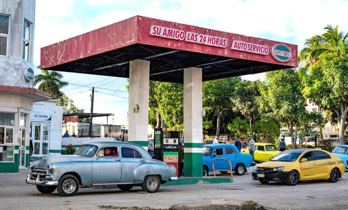 Tài xế xếp hàng đổ xăng tại một cây xăng ở La Habana (Cuba) ngày 31-1. Ảnh: AFP Tài xế xếp hàng đổ xăng tại một cây xăng ở La Habana (Cuba) ngày 31-1. Ảnh: AFP