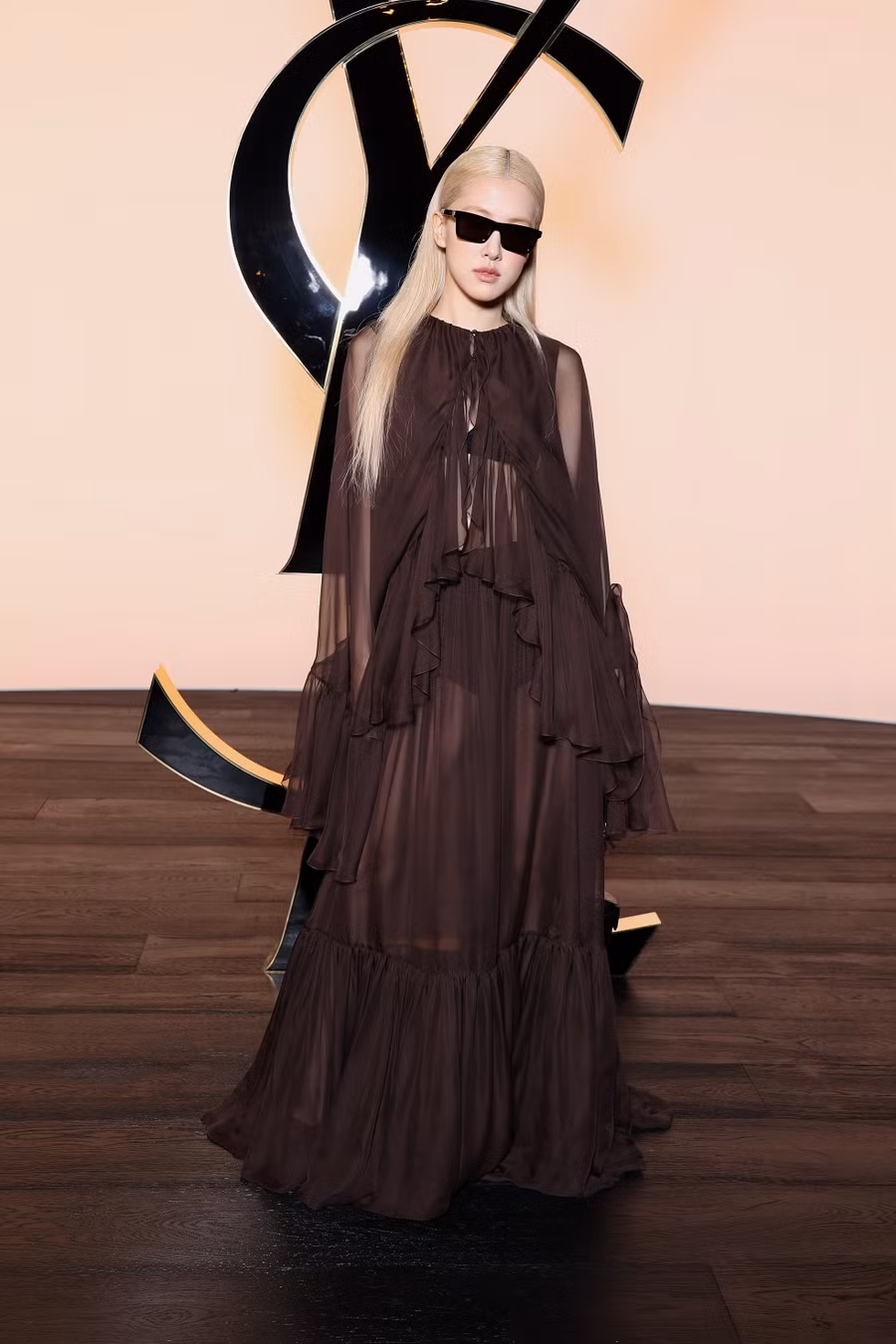 Tối 27/2, Rosé tham dự buổi trình diễn bộ sưu tập Thu/Đông 2024-2025 của thương hiệu Yves Saint Laurent trong Tuần lễ Thời trang Paris. Giọng ca chính của BlackPink là đại sứ toàn cầu của nhà mốt Pháp từ năm 2020. Tối 27/2, Rosé tham dự buổi trình diễn bộ sưu tập Thu/Đông 2024-2025 của thương hiệu Yves Saint Laurent trong Tuần lễ Thời trang Paris. Giọng ca chính của BlackPink là đại sứ toàn cầu của nhà mốt Pháp từ năm 2020.