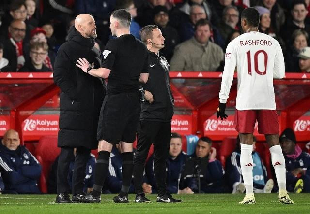Tương lai của HLV Ten Hag (trái) tại M.U khó đoán định Tương lai của HLV Ten Hag (trái) tại M.U khó đoán định