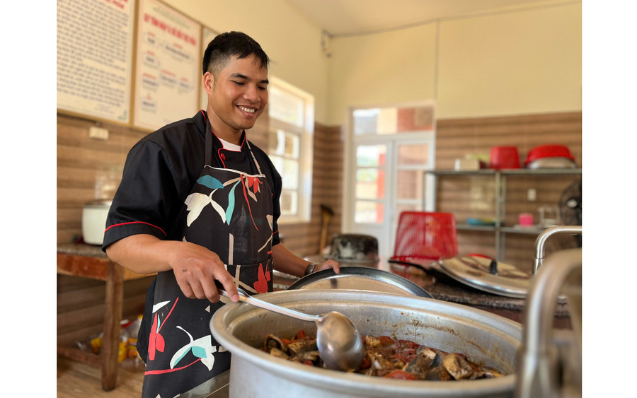 Anh Rơ Châm Lực cẩn thận nấu từng món ăn cho 130 người già, trẻ em đang sinh sống tại Trung tâm Bảo trợ xã hội tổng hợp tỉnh. Ảnh: P.L Anh Rơ Châm Lực cẩn thận nấu từng món ăn cho 130 người già, trẻ em đang sinh sống tại Trung tâm Bảo trợ xã hội tổng hợp tỉnh. Ảnh: P.L