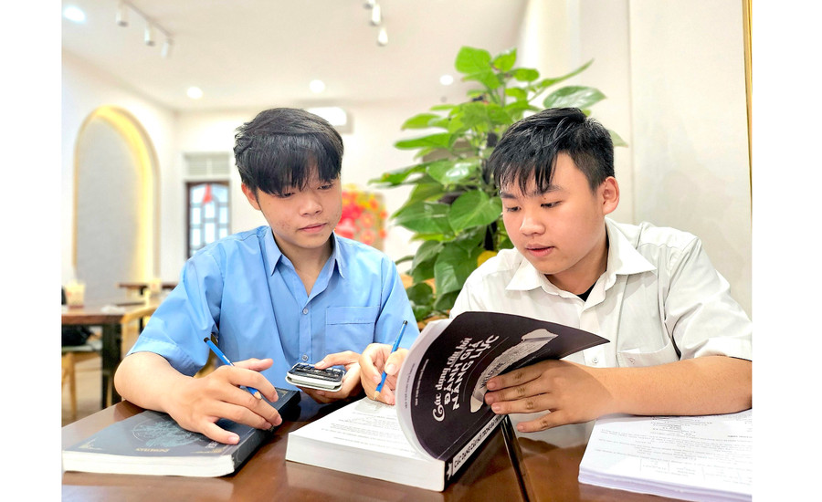 Đôi bạn thân Lê Nguyễn Huy Hoàng (bìa trái)-lớp 12C3A, Trường THPT chuyên Hùng Vương và Trần Quý Lâm-lớp 12A2, Trường THPT Hoàng Hoa Thám (TP. Pleiku) ôn tập chuẩn bị cho kỳ thi đánh giá năng lực của Đại học Quốc gia TP. Hồ Chí Minh. Ảnh: M.T