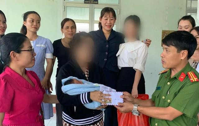 Ngành chức năng trao trả lại con trai cho chị H. Ngành chức năng trao trả lại con trai cho chị H.