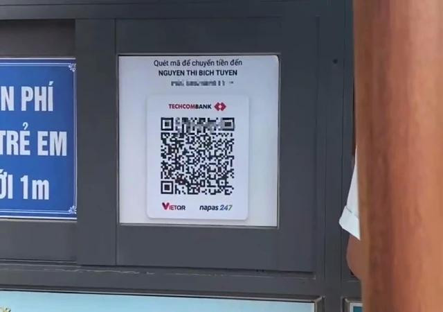 Mã QR code tài khoản ngân hàng của cá nhân được dán tại điểm bán vé vào tham quan Eo Gió