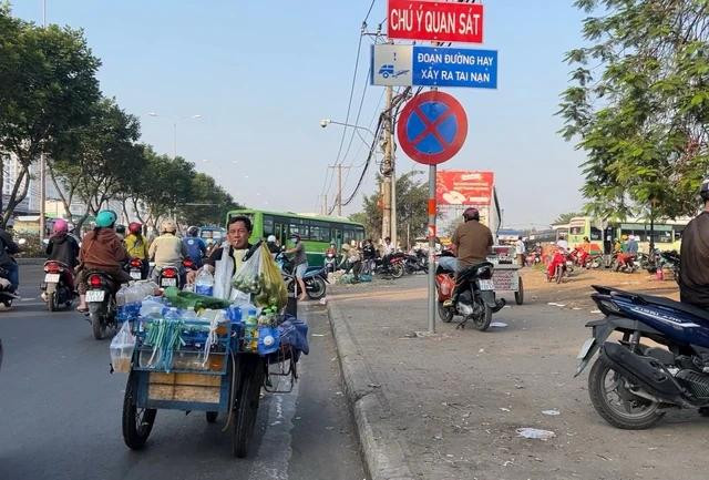 Xe ba gác đi ngược chiều và buôn bán ngay lòng đường. Việc này làm tuyến đường bị bó hẹp Xe ba gác đi ngược chiều và buôn bán ngay lòng đường. Việc này làm tuyến đường bị bó hẹp