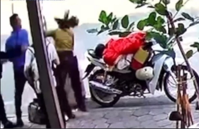 Nhân viên nhà xe mặc áo xanh hành hung chị U.. Ảnh: Cắt từ clip