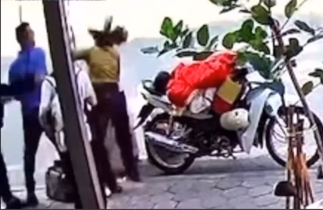 Nhân viên nhà xe mặc áo xanh hành hung chị U.. Ảnh: Cắt từ clip