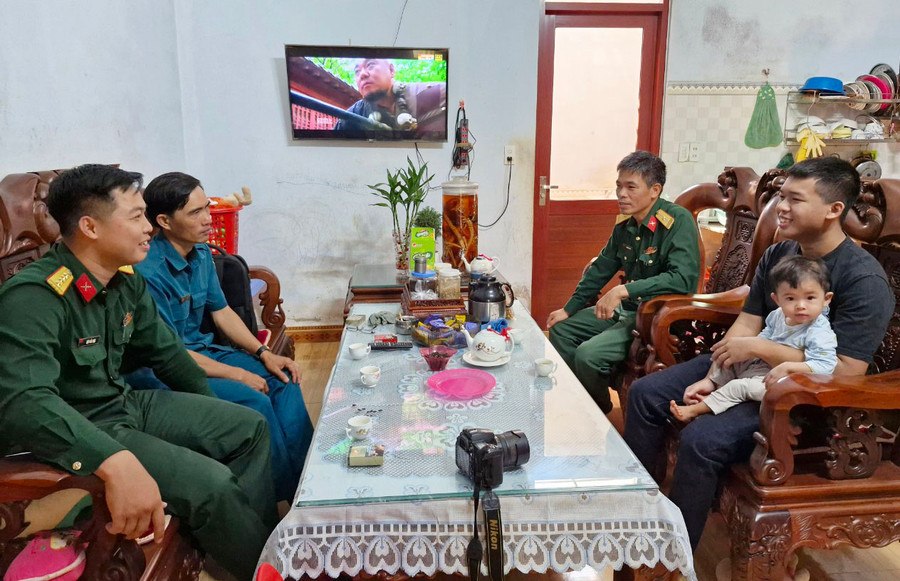 Cán bộ Ban Chỉ huy Quân sự huyện Đức Cơ gặp mặt, động viên thanh niên lên đường nhập ngũ. Ảnh: V.H Cán bộ Ban Chỉ huy Quân sự huyện Đức Cơ gặp mặt, động viên thanh niên lên đường nhập ngũ. Ảnh: V.H