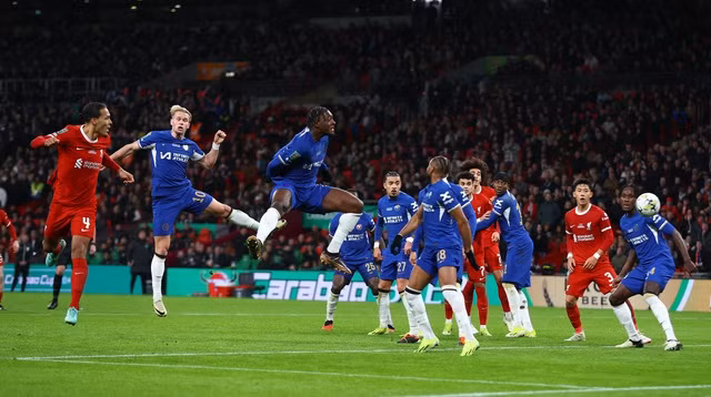 Pha đánh đầu không thể cản phá của Van Dijk