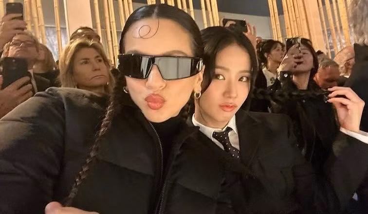 Jisoo chụp ảnh selfie cùng nữ ca sĩ Tây Ban Nha Rosalía. Hai người để kiểu tóc giống nhau và cũng mặc trang phục đen khiến cư dân mạng gọi họ là chị em sinh đôi. Jisoo chụp ảnh selfie cùng nữ ca sĩ Tây Ban Nha Rosalía. Hai người để kiểu tóc giống nhau và cũng mặc trang phục đen khiến cư dân mạng gọi họ là chị em sinh đôi.