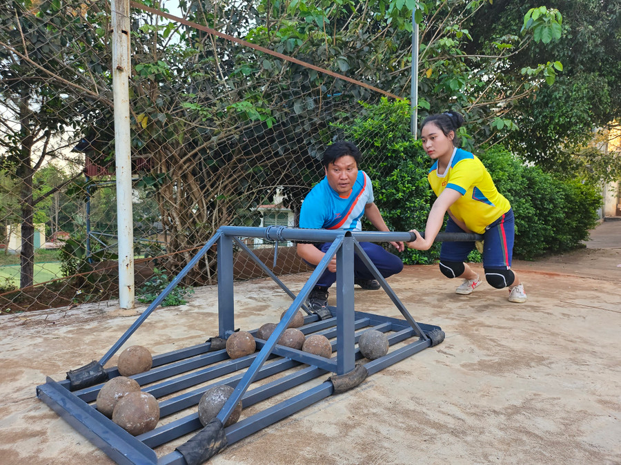 Huấn luận viên Nguyễn Trường Phong-giáo viên Trường THPT Nguyễn Chí Thanh (TP. Pleiku) hướng dẫn VĐV luyện bài tập bổ trợ môn đẩy gậy. Ảnh: Mộc Trà Huấn luận viên Nguyễn Trường Phong-giáo viên Trường THPT Nguyễn Chí Thanh (TP. Pleiku) hướng dẫn VĐV luyện bài tập bổ trợ môn đẩy gậy. Ảnh: Mộc Trà