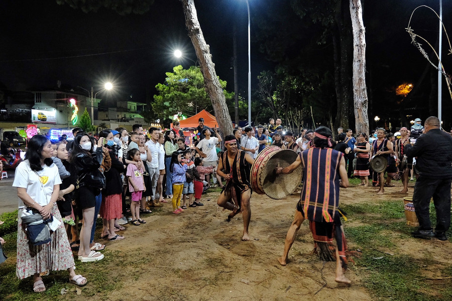 Chương trình luôn thu hút đông đảo người dân và du khách. Ảnh: N.B
