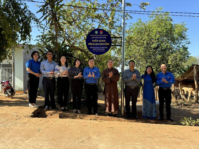 Tuổi trẻ Kon Tum bàn giao công trình đoạn đường thanh niên thắp sáng tại xã Ngọc Bay Tuổi trẻ Kon Tum bàn giao công trình đoạn đường thanh niên thắp sáng tại xã Ngọc Bay