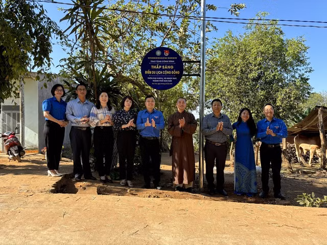 Tuổi trẻ Kon Tum bàn giao công trình đoạn đường thanh niên thắp sáng tại xã Ngọc Bay