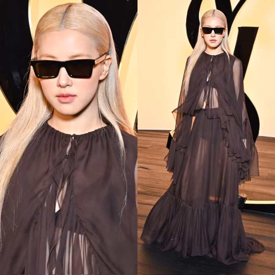 Tại sự kiện, Rosé thành tâm điểm chú ý khi diện mốt khoe nội y đang được ưa chuộng ở Hàn Quốc. Cô phối áo sơ mi tay chuông với chân váy màu nâu siphon đồng bộ. Lớp vải mỏng tang để lộ áo lót bralette và quần lót cạp cao bên dưới. Chất liệu mềm cùng thiết kế bồng bềnh, vóc dáng mảnh mai của nữ thần tượng mang đến cảm giác nhẹ nhàng, thanh thoát, không hề phản cảm dù lộ nhiều da thịt. Tại sự kiện, Rosé thành tâm điểm chú ý khi diện mốt khoe nội y đang được ưa chuộng ở Hàn Quốc. Cô phối áo sơ mi tay chuông với chân váy màu nâu siphon đồng bộ. Lớp vải mỏng tang để lộ áo lót bralette và quần lót cạp cao bên dưới. Chất liệu mềm cùng thiết kế bồng bềnh, vóc dáng mảnh mai của nữ thần tượng mang đến cảm giác nhẹ nhàng, thanh thoát, không hề phản cảm dù lộ nhiều da thịt.