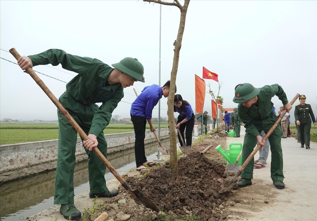 Tuổi trẻ huyện Yên Mô trồng đường cây “Đoàn kết quân - dân”. Ảnh: Nguyễn Minh Tuổi trẻ huyện Yên Mô trồng đường cây “Đoàn kết quân - dân”. Ảnh: Nguyễn Minh