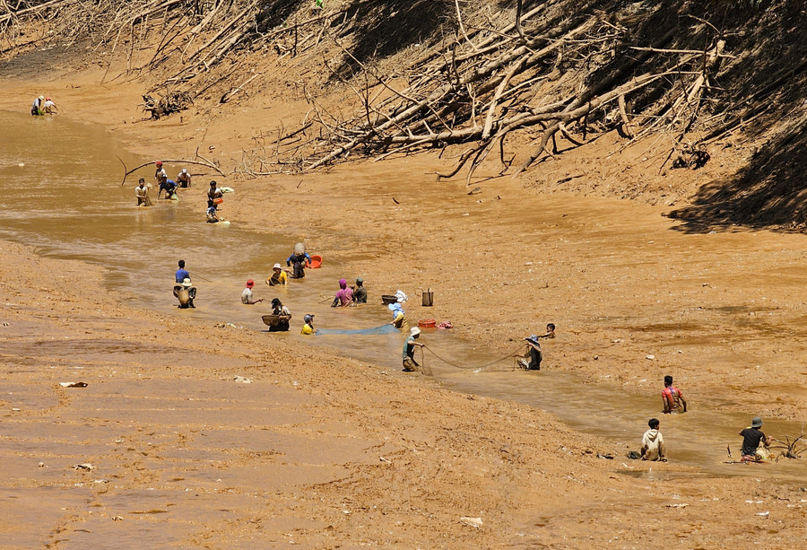 Một đoạn hồ khác tập trung đông đúc mọi người đến đánh bắt sản vật tại hồ thủy điện lâu đời nhất Việt Nam.