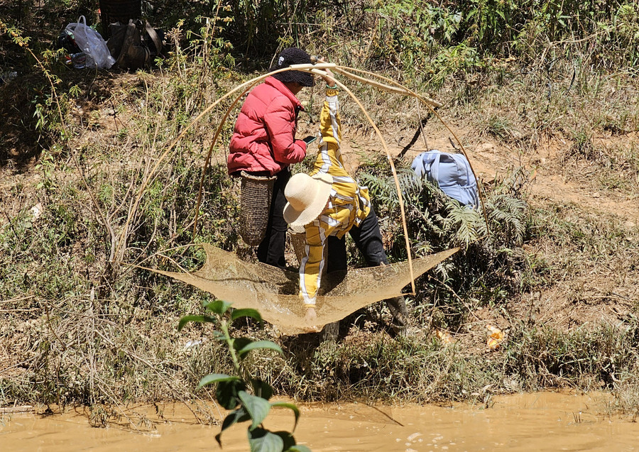 Đàn ông chủ yếu dùng lưới hoặc kích điện để bắt cá lớn còn phụ nữ dùng lồng lưới bắt các loại cá nhỏ hơn
