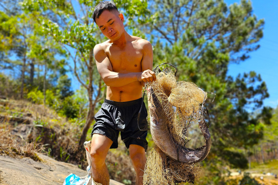 Con cá trê khác khoảng 6-7 kg mắc lưới. Anh Tâm cho biết từ sáng tới trưa anh bắt được khoảng 6 con lớn tương tự, chưa kể các loại cá nhỏ khác.