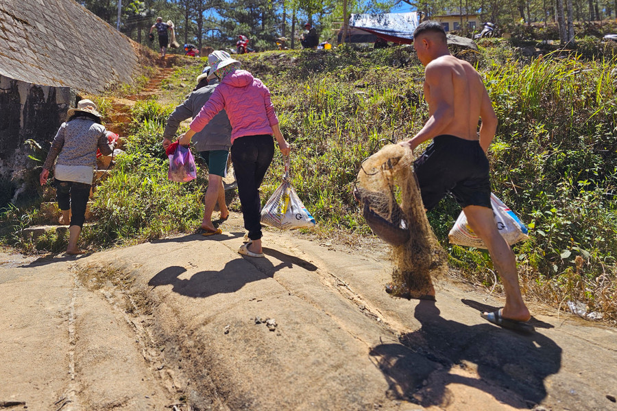Nhiều người rời hồ đem cá về với những túi đựng khá nặng.