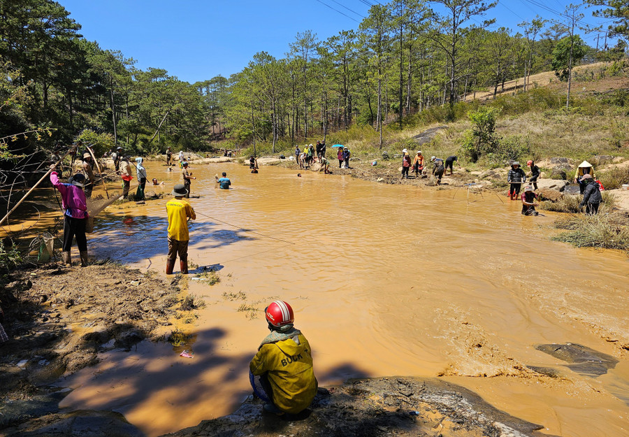 Tập trung đông nhất là khu vực suối ngay đập Ankroet với gần cả trăm người tập trung 2 bên