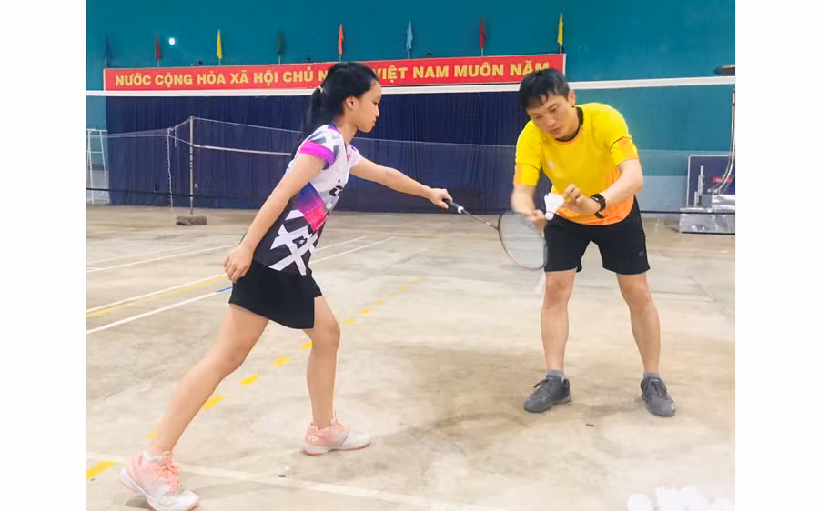 Anh Hoàng Đức Hợp hướng dẫn học viên tập luyện. Ảnh: P.D