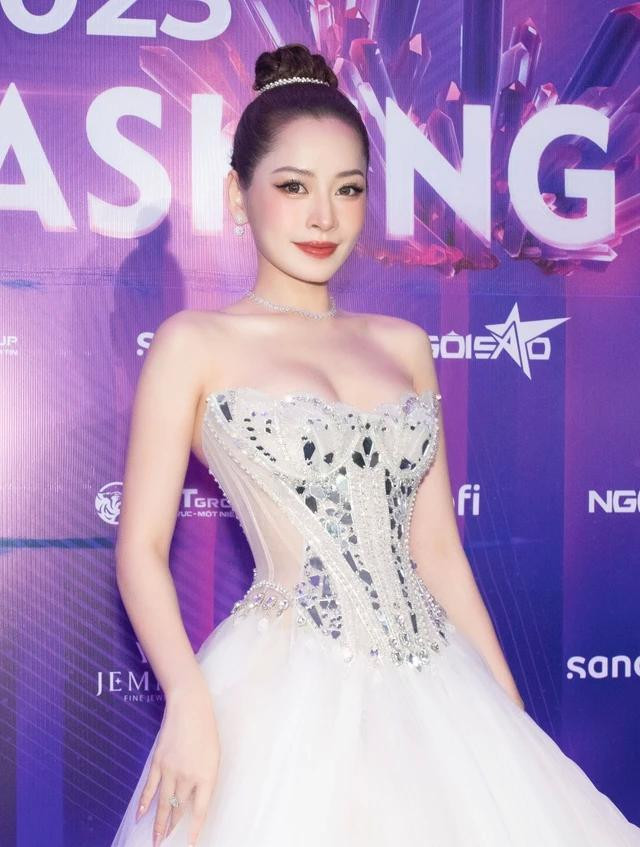 Chi Pu khoe nhan sắc rạng rỡ tại lễ trao giải Ngôi sao của năm