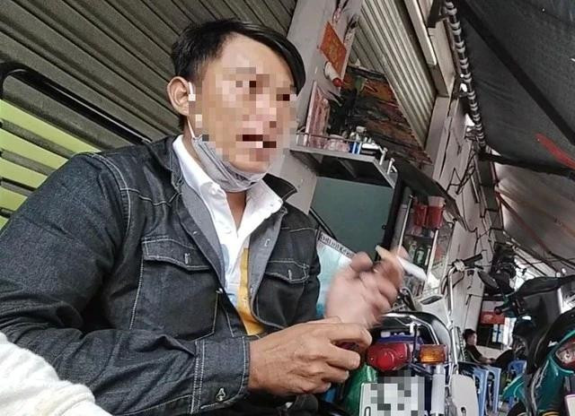 Sau khi được “cò” giới thiệu, Vũ Phạm ra gặp khách để chào hàng Sau khi được “cò” giới thiệu, Vũ Phạm ra gặp khách để chào hàng