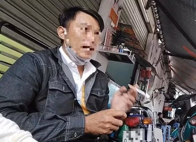 Sau khi được “cò” giới thiệu, Vũ Phạm ra gặp khách để chào hàng