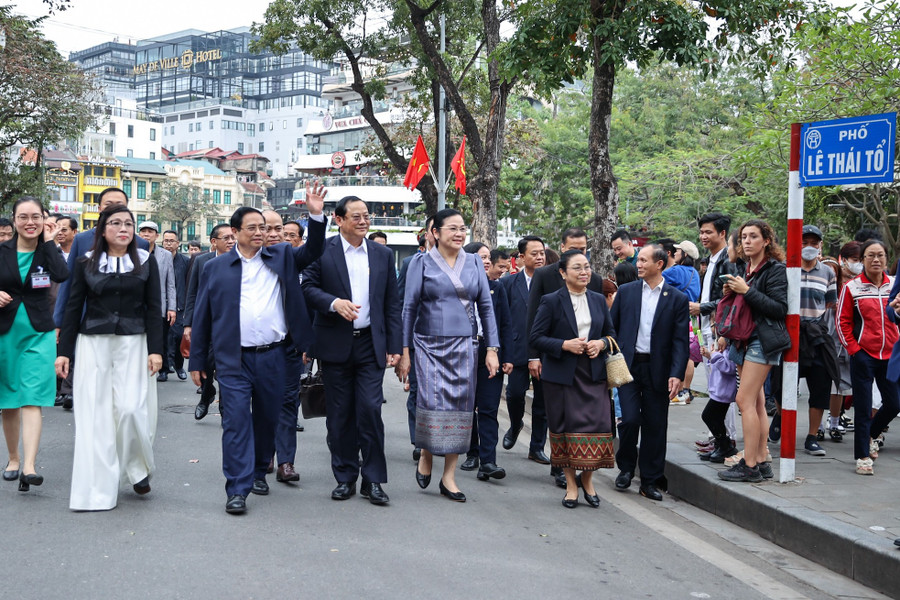 Thủ tướng Phạm Minh Chính và Phu nhân cùng Thủ tướng CHDCND Lào Sonexay Siphandone và Phu nhân hoà vào dòng người đi bộ ở khu vực xung quanh hồ Hoàn Kiếm. Ảnh: Đoàn Bắc