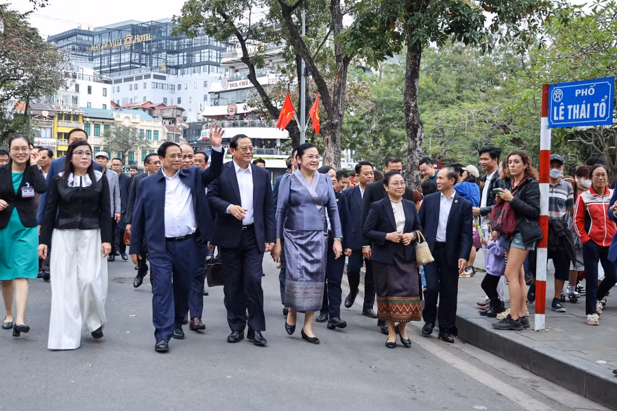 Thủ tướng Phạm Minh Chính và Phu nhân cùng Thủ tướng CHDCND Lào Sonexay Siphandone và Phu nhân hoà vào dòng người đi bộ ở khu vực xung quanh hồ Hoàn Kiếm. Ảnh: Đoàn Bắc