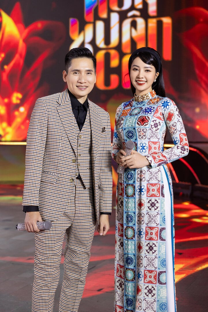 Mỗi dịp Tết đến xuân về, VTV luôn làm những chương trình lớn và Á hậu Thụy Vân là một trong những gương mặt người dẫn chương trình được ê-kíp sản xuất tin tưởng "chọn mặt gửi vàng". Mới đây nhất, cô cùng BTV Quốc Khánh dẫn dắt chương trình “Hoa xuân ca” sẽ phát sóng vào dịp Tết Nguyên Đán 2024. Mỗi dịp Tết đến xuân về, VTV luôn làm những chương trình lớn và Á hậu Thụy Vân là một trong những gương mặt người dẫn chương trình được ê-kíp sản xuất tin tưởng "chọn mặt gửi vàng". Mới đây nhất, cô cùng BTV Quốc Khánh dẫn dắt chương trình “Hoa xuân ca” sẽ phát sóng vào dịp Tết Nguyên Đán 2024.