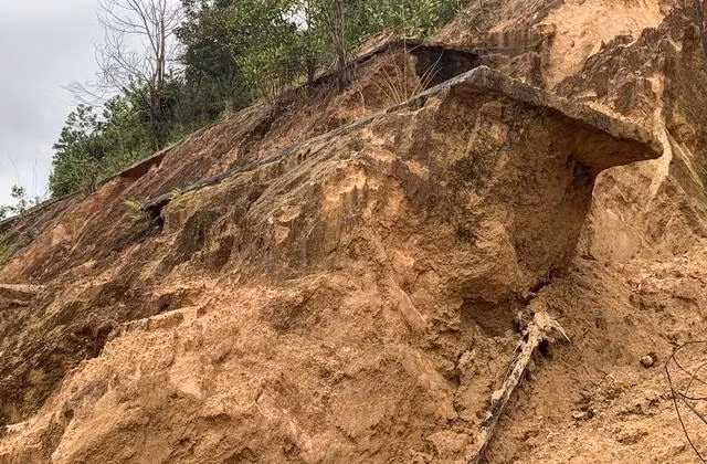 Bờ kè ta luy bị sạt lở nghiêm trọng