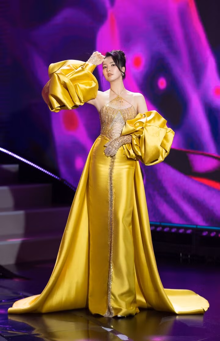 Nhìn lại một năm vừa qua, Á hậu Thụy Vân cũng chia sẻ: “Chúng ta đã trải qua một năm khó khăn về kinh tế, show của tôi cũng giảm đi. Tuy nhiên, thay vì lo lắng, tôi muốn dành thời gian để tập luyện sức khoẻ, trao dồi kỹ năng dẫn chương trình. Tôi luôn sống một cách tích cực để mình không phải hối tiếc phút giây nào. Là một người mẹ, một người phụ nữ trong gia đình, tôi không còn quá nhiều khát vọng hay tham vọng như thủa 19, 20. Hiện tại, tôi chỉ mong cuộc sống của mình luôn khoẻ mạnh, bình an”.