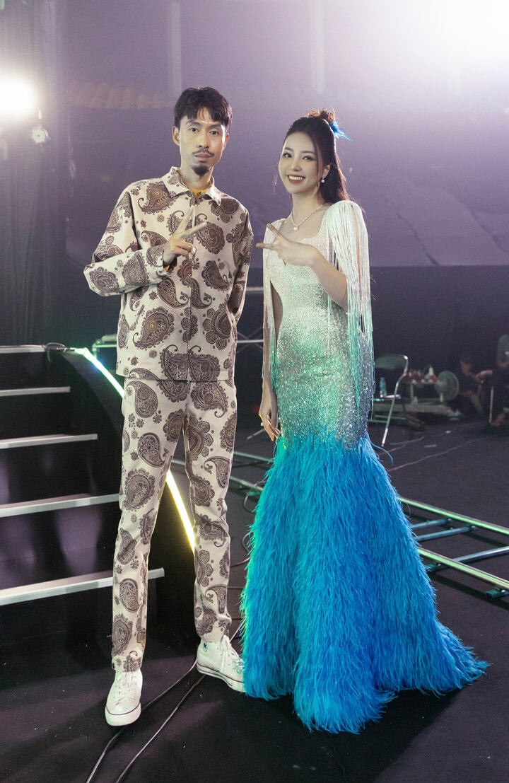 Thụy Vân chia sẻ: “Đen Vâu là idol của nhiều người trong đó có tôi. Tôi cảm nhận tính nghệ sĩ rất rõ trong con người Đen Vâu. Khi trò chuyện, Đen Vâu vẫn còn một chút mơ màng trong âm nhạc. Đen Vâu luôn mang đến những cảm xúc chân thành, giản dị, mộc và sự chân thật của cuộc sống này khi đưa âm nhạc hay con người của Đen Vâu ở ngoài". Thụy Vân chia sẻ: “Đen Vâu là idol của nhiều người trong đó có tôi. Tôi cảm nhận tính nghệ sĩ rất rõ trong con người Đen Vâu. Khi trò chuyện, Đen Vâu vẫn còn một chút mơ màng trong âm nhạc. Đen Vâu luôn mang đến những cảm xúc chân thành, giản dị, mộc và sự chân thật của cuộc sống này khi đưa âm nhạc hay con người của Đen Vâu ở ngoài".