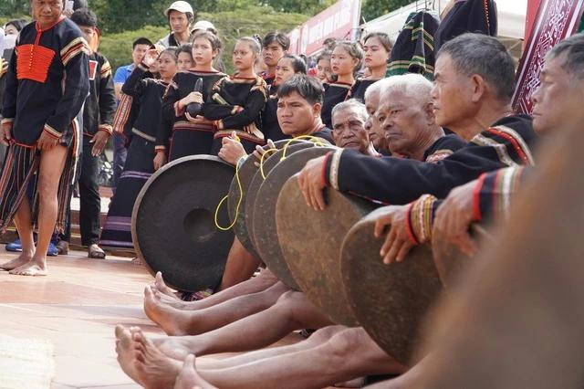 Đội chiêng đồng loạt tấu lên bài chiêng Mpú