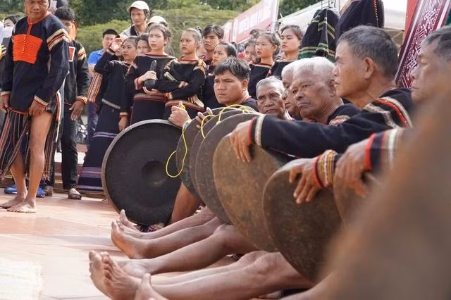 Đội chiêng đồng loạt tấu lên bài chiêng Mpú