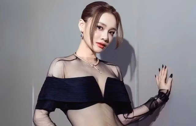 Nhã Phương mặc gợi cảm khi đến dự lễ trao giải Ngôi sao của năm