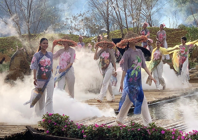 Những nụ hoa anh đào đầu tiên đã nở ở Măng Đen, báo hiệu mùa xuân về. Một Măng Đen thật sự tĩnh lặng, hiền hòa và bình yên để gieo yêu thương đong đầy trong lòng mỗi du khách.