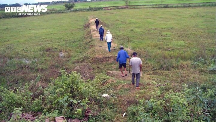 24 hộ dân không có ruộng canh tác mặc dù đã kiến nghị rất nhiều lần nhưng sự giải quyết của chính quyền vô cùng chậm trễ. 24 hộ dân không có ruộng canh tác mặc dù đã kiến nghị rất nhiều lần nhưng sự giải quyết của chính quyền vô cùng chậm trễ.
