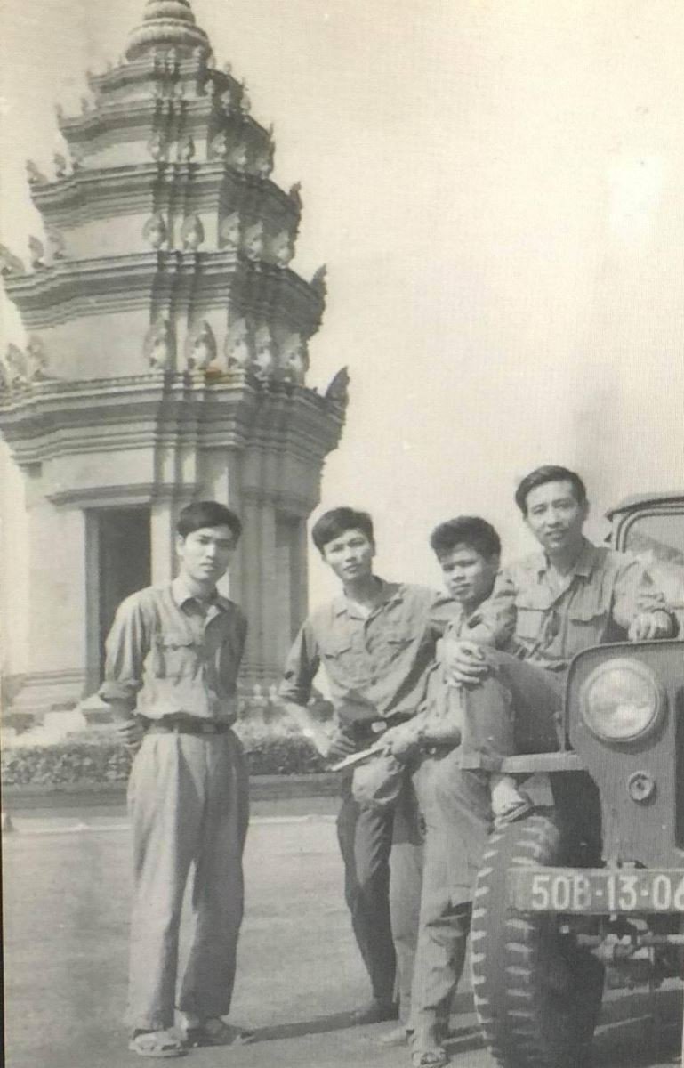 Các phóng viên tại Quân đoàn 4 những ngày sau giải phóng. Từ trái sang: Các PV Trần Mai Hưởng-TTXVN, Vũ Hưng và Xuân Trường (báo QĐ 4), PV Vũ Tâm (Tổ trưởng Tổ thường trú của TTXVN) Các phóng viên tại Quân đoàn 4 những ngày sau giải phóng. Từ trái sang: Các PV Trần Mai Hưởng-TTXVN, Vũ Hưng và Xuân Trường (báo QĐ 4), PV Vũ Tâm (Tổ trưởng Tổ thường trú của TTXVN)