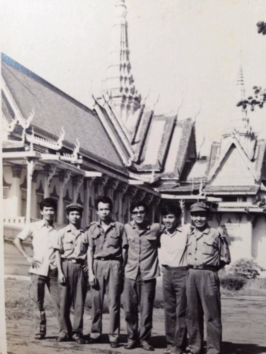 Các phóng viên TTXVN thăm Hoàng Cung, Phnom Penh (1979) Các phóng viên TTXVN thăm Hoàng Cung, Phnom Penh (1979)