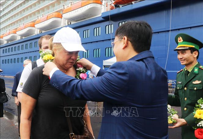 Lãnh đạo UBND tỉnh Thừa Thiên - Huế nồng nhiệt chào đón những du khách đầu tiên đến tỉnh Thừa Thiên - Huế bằng đường biển.