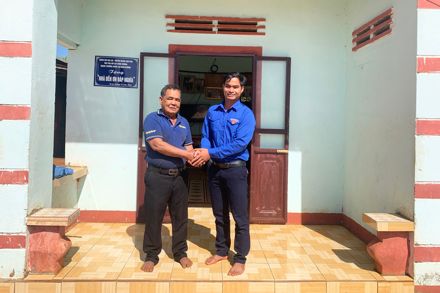 Ông Rơ Châm Dôk (bìa trái) vui mừng khi có căn nhà kiên cố, khang trang. Ảnh: R'Ô HOK Ông Rơ Châm Dôk (bìa trái) vui mừng khi có căn nhà kiên cố, khang trang. Ảnh: R'Ô HOK