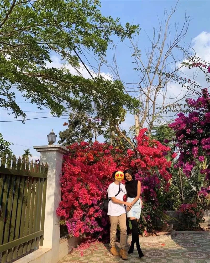 Còn nhớ hồi năm 2019, sau khi tạo được tiếng vang vì ghi tên mình vào Top 5 Miss Universe, người đẹp Ê Đê bất ngờ xác nhận có bạn trai song không công khai danh tính. Trong những bức ảnh được H'Hen Niê chia sẻ trên Instagram, cô khéo léo che mặt người yêu khiến khán giả tò mò Còn nhớ hồi năm 2019, sau khi tạo được tiếng vang vì ghi tên mình vào Top 5 Miss Universe, người đẹp Ê Đê bất ngờ xác nhận có bạn trai song không công khai danh tính. Trong những bức ảnh được H'Hen Niê chia sẻ trên Instagram, cô khéo léo che mặt người yêu khiến khán giả tò mò