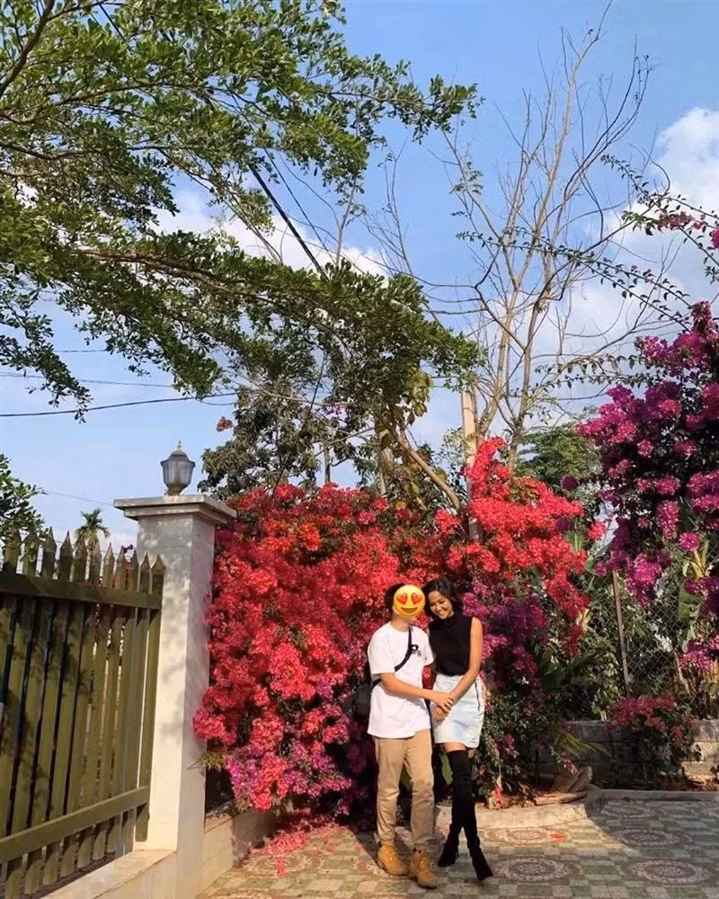 Còn nhớ hồi năm 2019, sau khi tạo được tiếng vang vì ghi tên mình vào Top 5 Miss Universe, người đẹp Ê Đê bất ngờ xác nhận có bạn trai song không công khai danh tính. Trong những bức ảnh được H'Hen Niê chia sẻ trên Instagram, cô khéo léo che mặt người yêu khiến khán giả tò mò