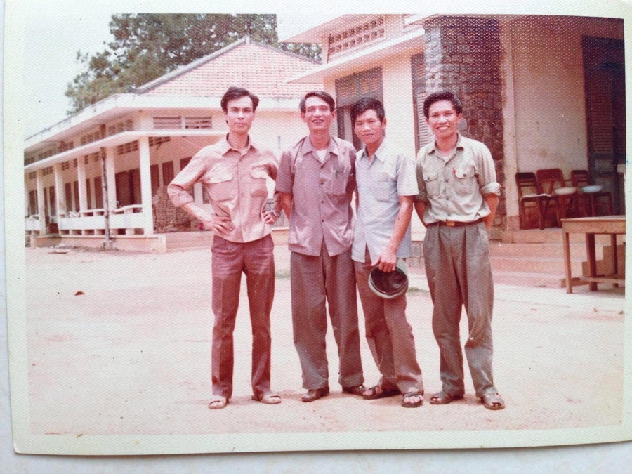 Phnom Penh những ngày đầu giải phóng. Từ trái sang: Nhà báo Nguyễn Hồng Sĩ; Phó Tổng Giám đốc TTXVN Đỗ Phượng; Lê Trọng Thư; Lê Doãn Tặng.
