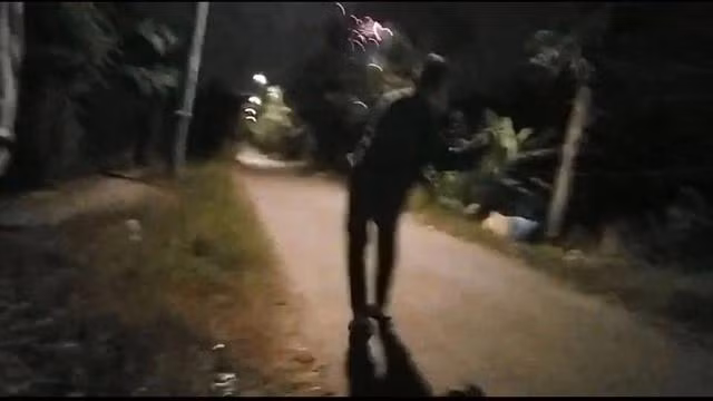 Thiếu niên đốt, ném quả pháo nổ để “thử chất lượng”