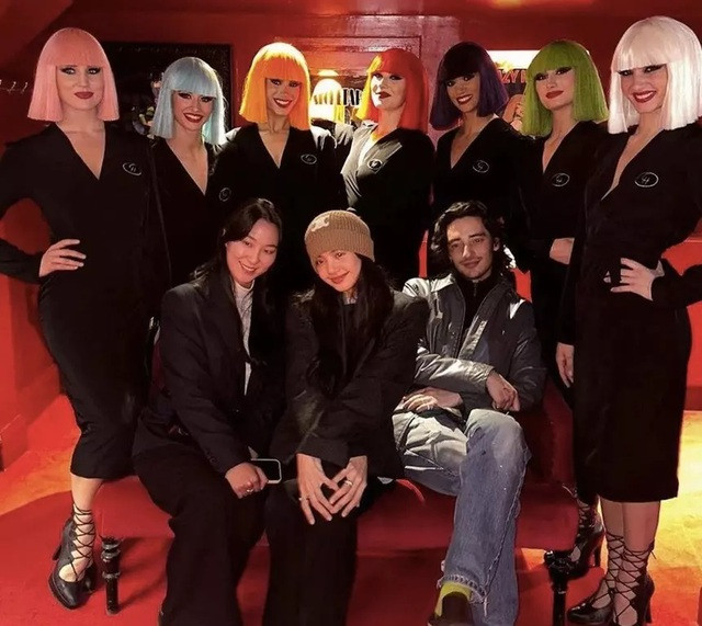 Lisa chụp ảnh chung với bạn bè và các vũ công CLB thoát y Lisa chụp ảnh chung với bạn bè và các vũ công CLB thoát y