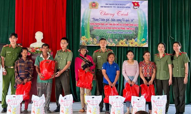 Đoàn Thanh niên Công an tỉnh tặng quà cho các gia đình khó khăn trên địa bàn xã Ia Púch, huyện Chư Prông. Ảnh: R.H Đoàn Thanh niên Công an tỉnh tặng quà cho các gia đình khó khăn trên địa bàn xã Ia Púch, huyện Chư Prông. Ảnh: R.H
